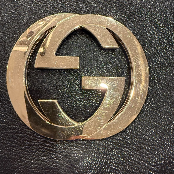 Gucci Black Leather Shoulder Bag with Gold Emblem - Picture 8 of 8